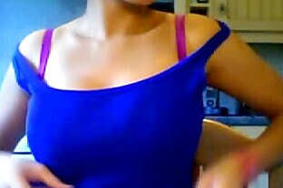 Hot Indian Girl Shows her tits on webcam 3 min
