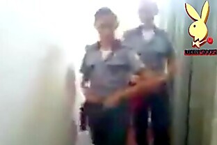 Mujeres Policias Uniformadas y echando desmadre mostrando tanga 65 sec