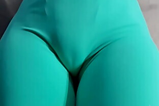 Novinha pacotuda com a buceta raspadinha. Usou calça legging apertada pra provocar com o tamanho do bucetão e depois ficou de quatro pra levar vara - Inmymound