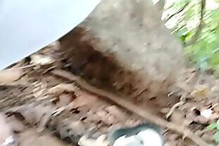 जंगल मे  झाड़ी औ के बिच पिषाप करने का आलग ही मजा है। और चुत के बाल निकालनेका