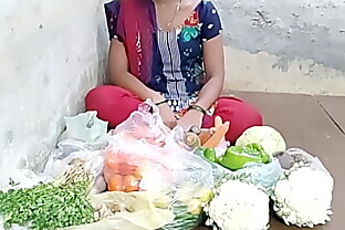 देसी लड़की ने सब्जी बेचते बेचते सब्जी खरीदने वाले से चुदाया 10 min