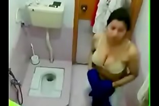 बाथरूम में कपड़े निकालती मौसी लीक वीडियो