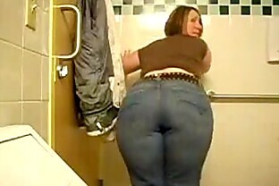Big White Ass on the Bathroom! 3 min