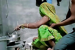 देसी इंडियन भाभी को रसोई में रोटी बना रही थीं उसकी जबरदस्त चोदा हिन्दी क्लियर आवाज में new year 2022 best video 10 
