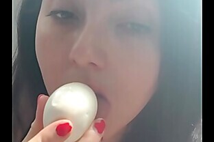 Mimi metendo um ovo cocido na buceta ate gozar 2 min