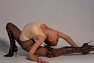Blonde long-legs contortionist Olga 5 min