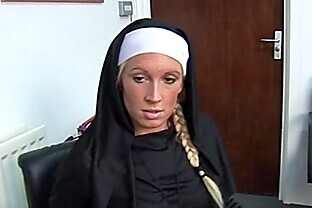 Krystal Niles gives a harsh handjob 5 min