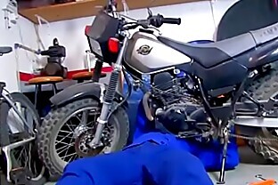 She helps the mechanic giving a blow job 21 min