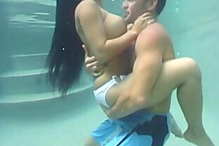 Lesbian doing Gaping Underwater